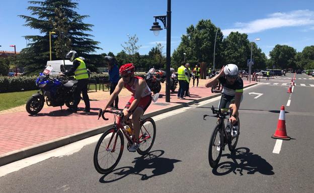 Una conductora se salta el vallado del Triatlón Rioja y provoca el